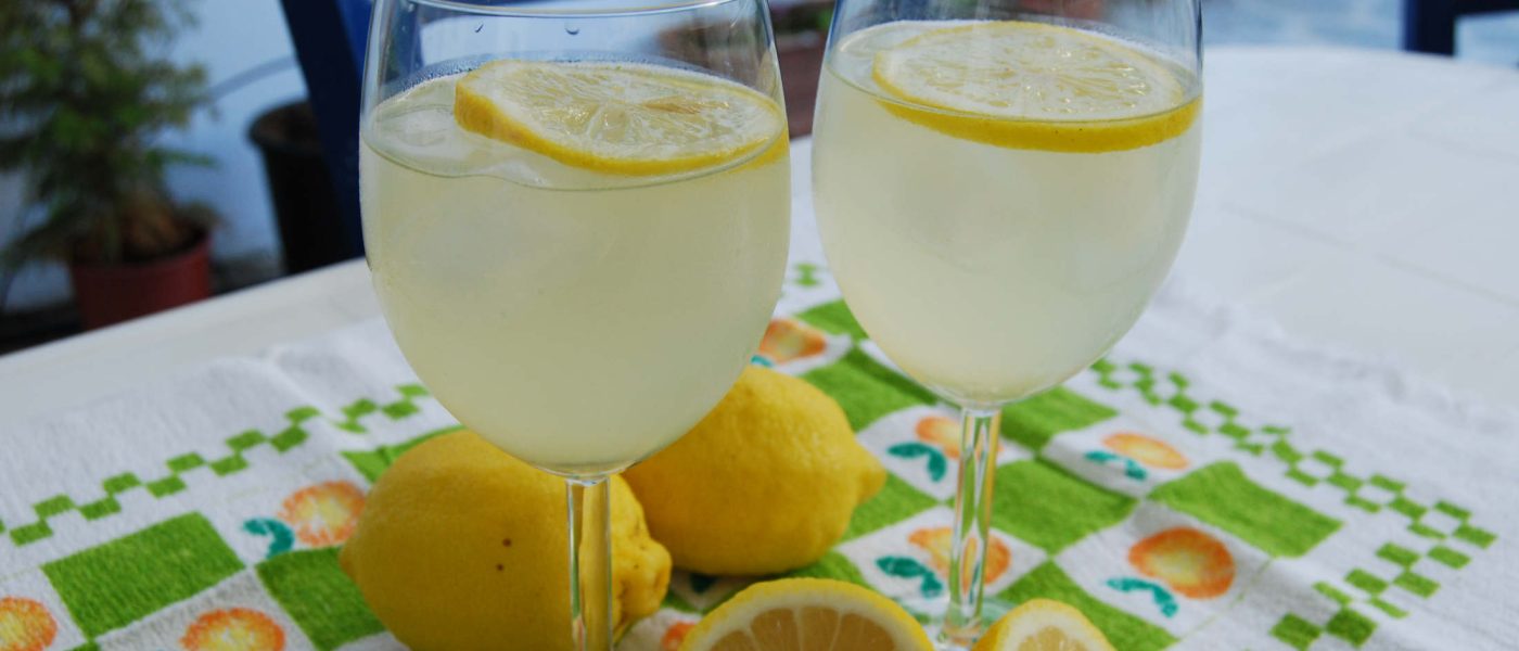 Homemade syropi lemonada